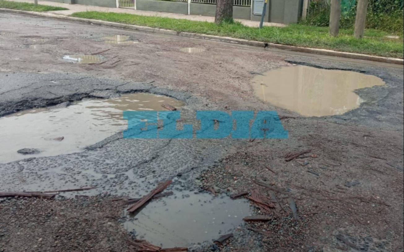 Piden auxilio por una calle detonada en City Bell: "No se puede transitar" 