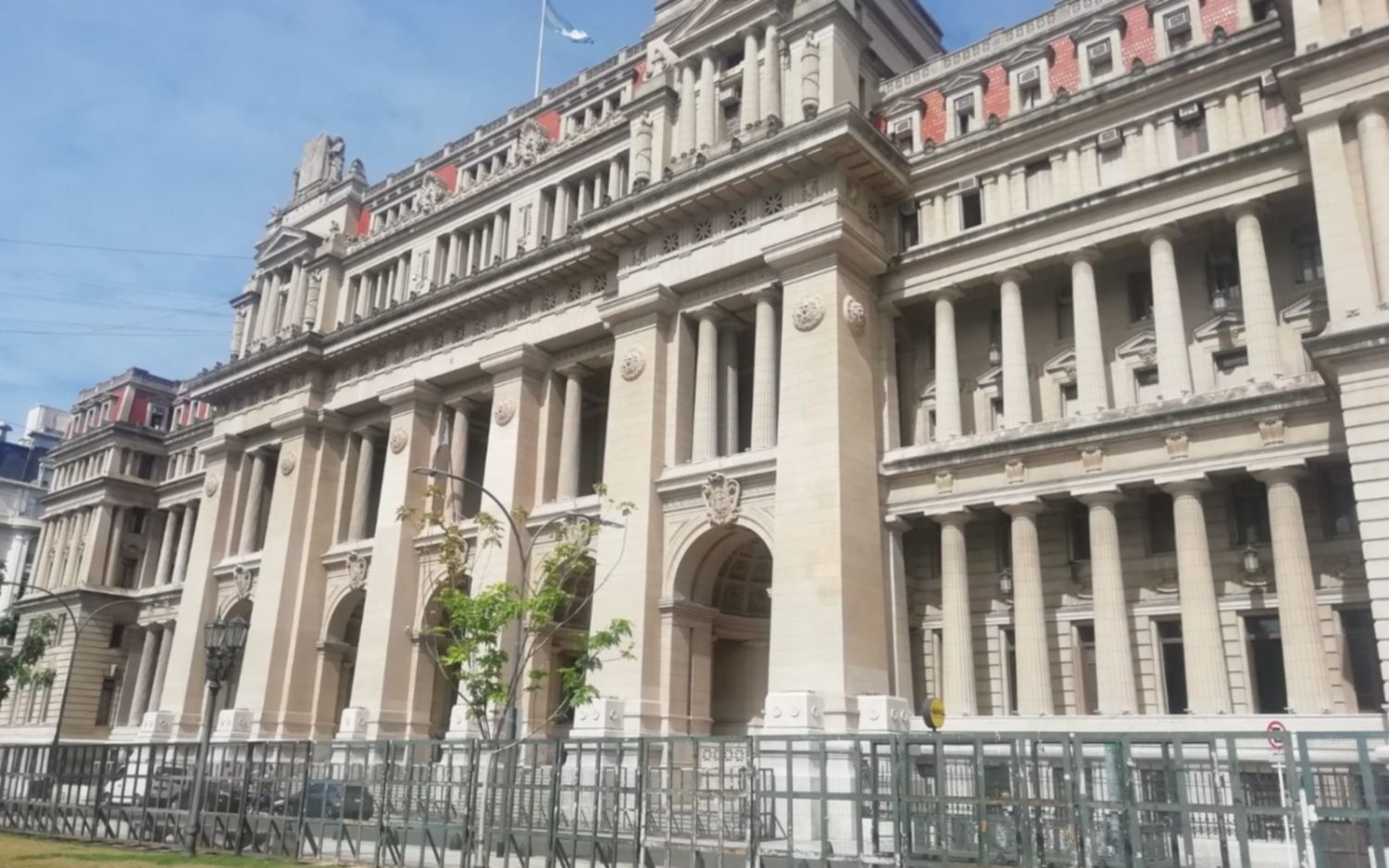 La Justicia admitió el primer amparo colectivo contra el DNU de Milei