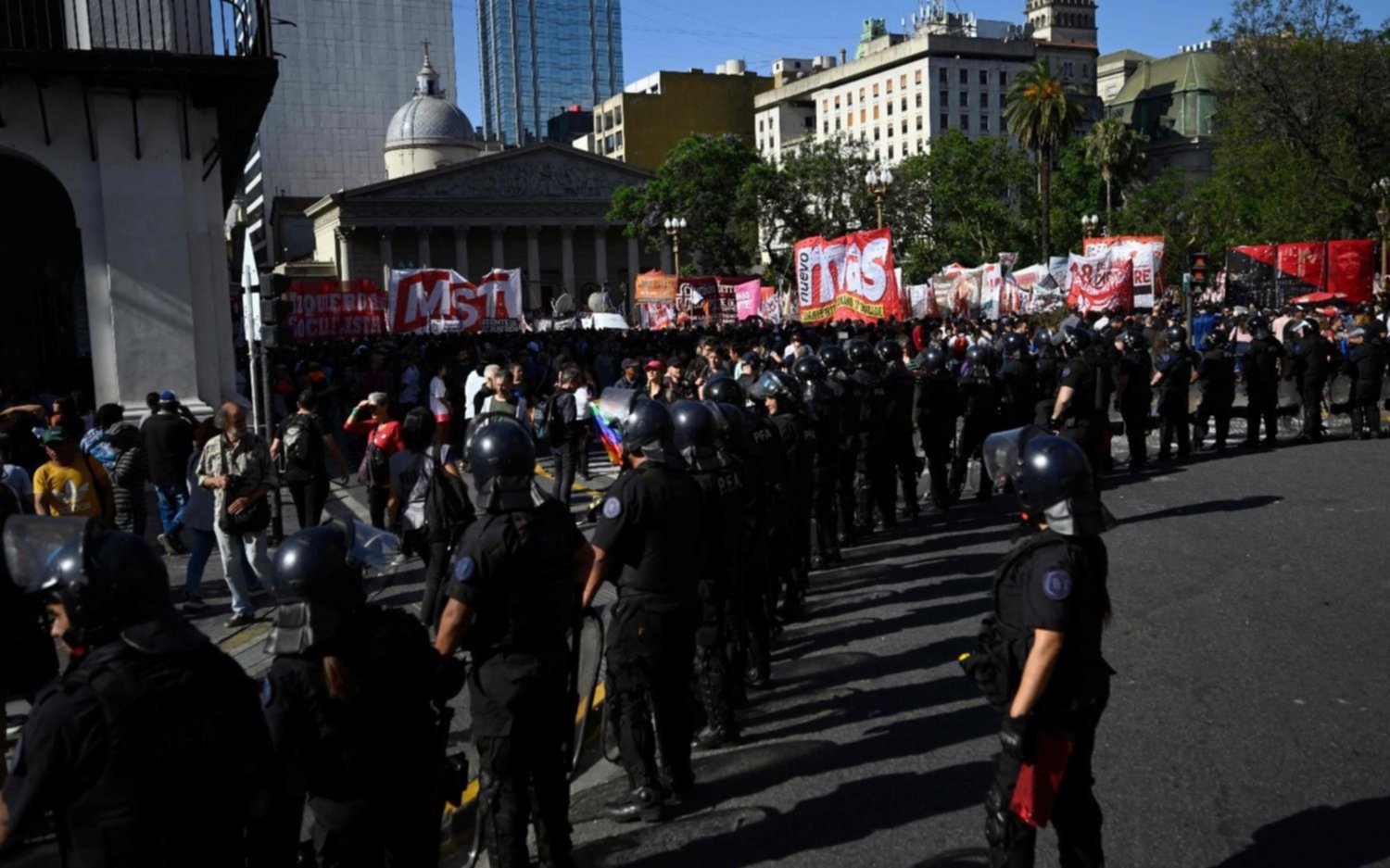 Milei: "Que la gente entienda, esos son los buenos y los que se tapan la cara y llevan palos son los malos"