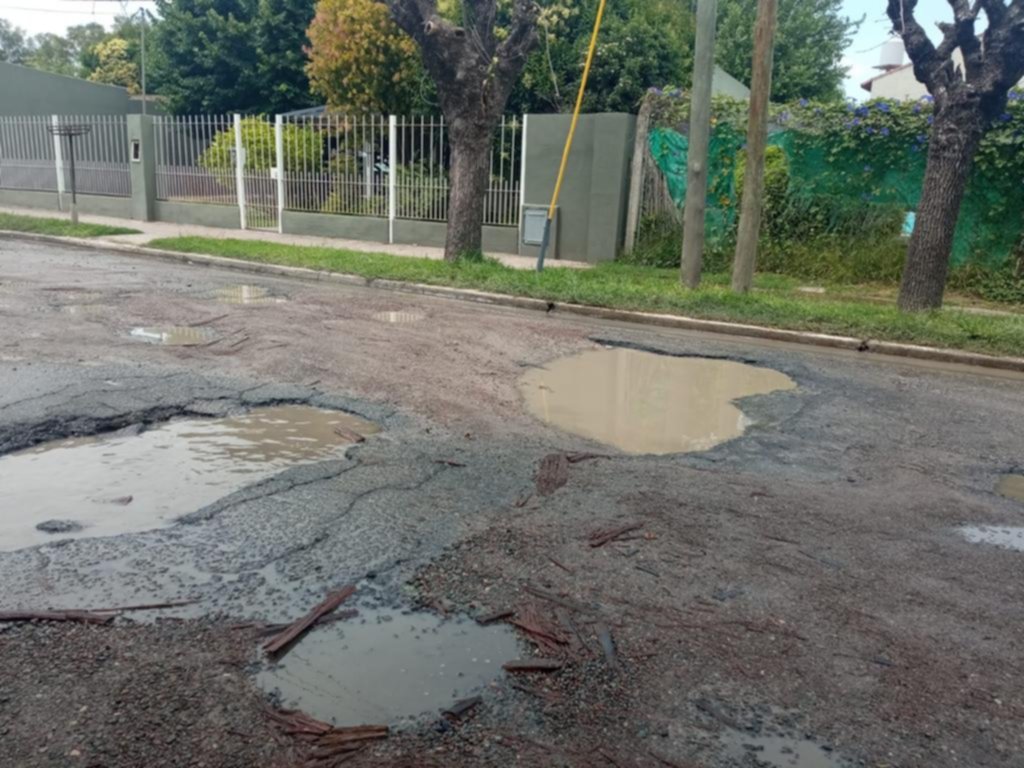 Piden auxilio por una calle que parece “detonada”