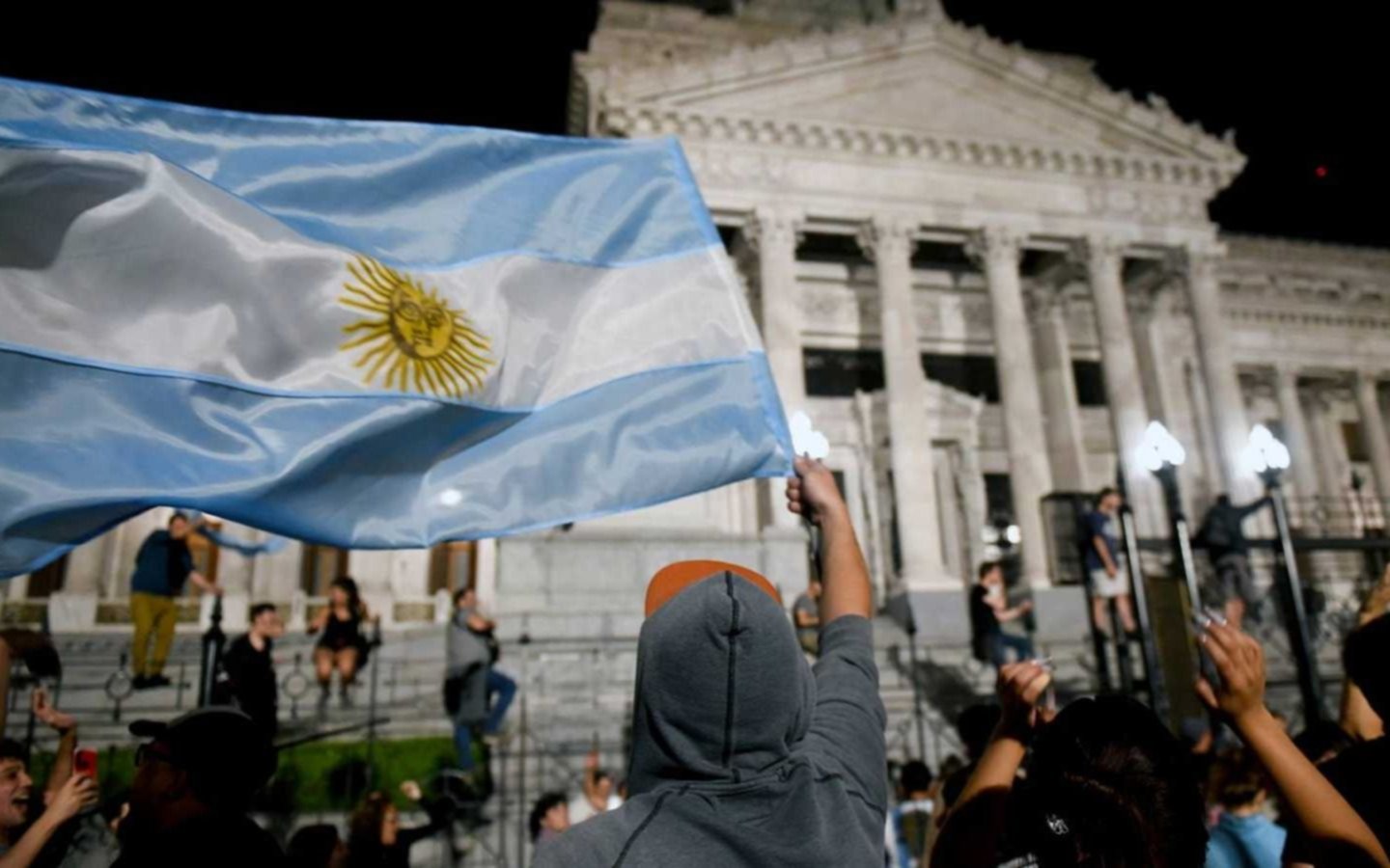 Milei encendió la motosierra, hubo reacciones en la calle y la oposición se reorganiza