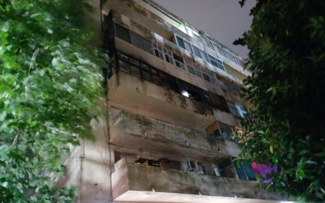 Susto, incendio y tensión en un edificio de La Plata: hubo gente evacuada y grandes daños materiales