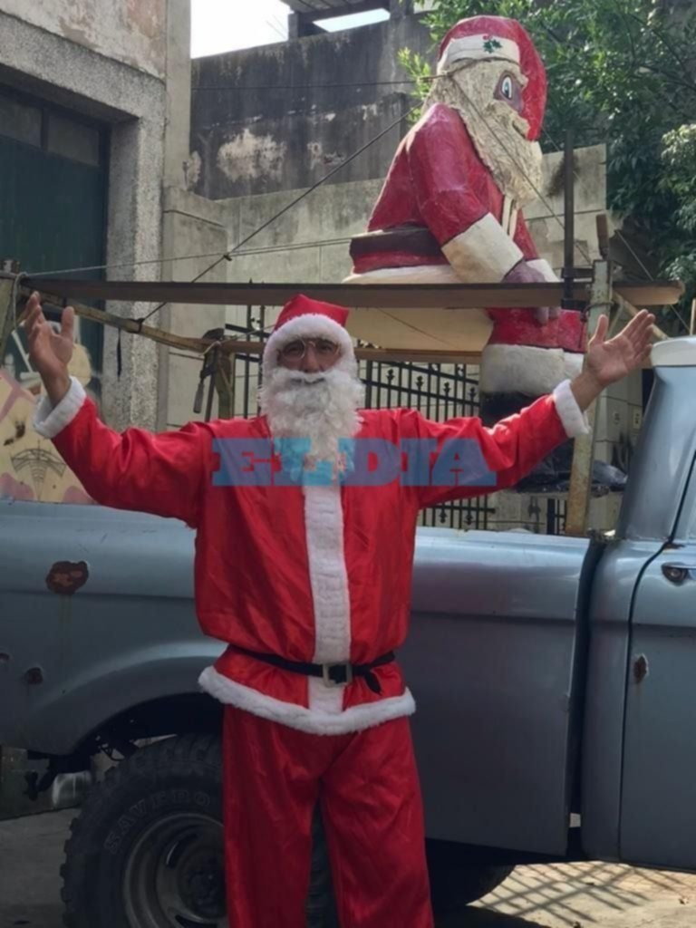 El Papá Noel carpintero que hizo felices a los niños en La Plata