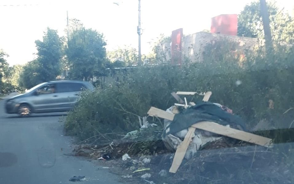 Pastizales, basurales y pérdidas de agua, un combo que preocupa a los vecinos en La Plata