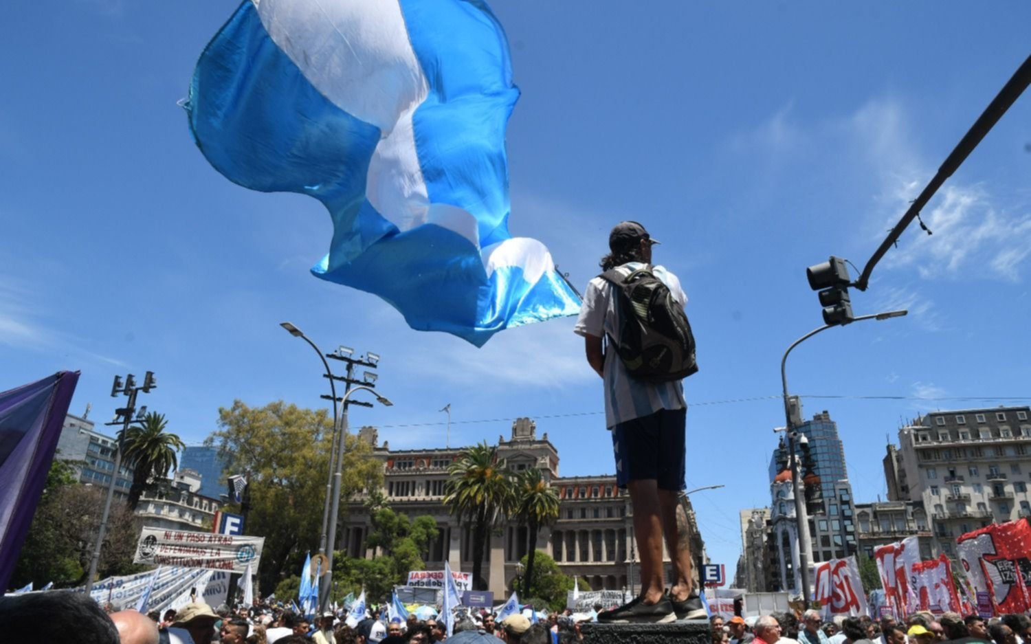 La CGT marchó a Tribunales contra el DNU y al final hubo corte de calles