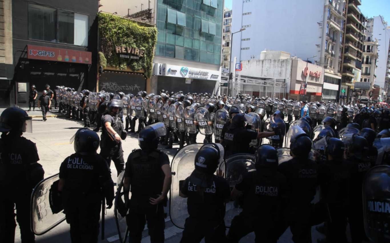 Tensión tras la marcha y enfrentamientos en av. Corrientes: varios detenidos