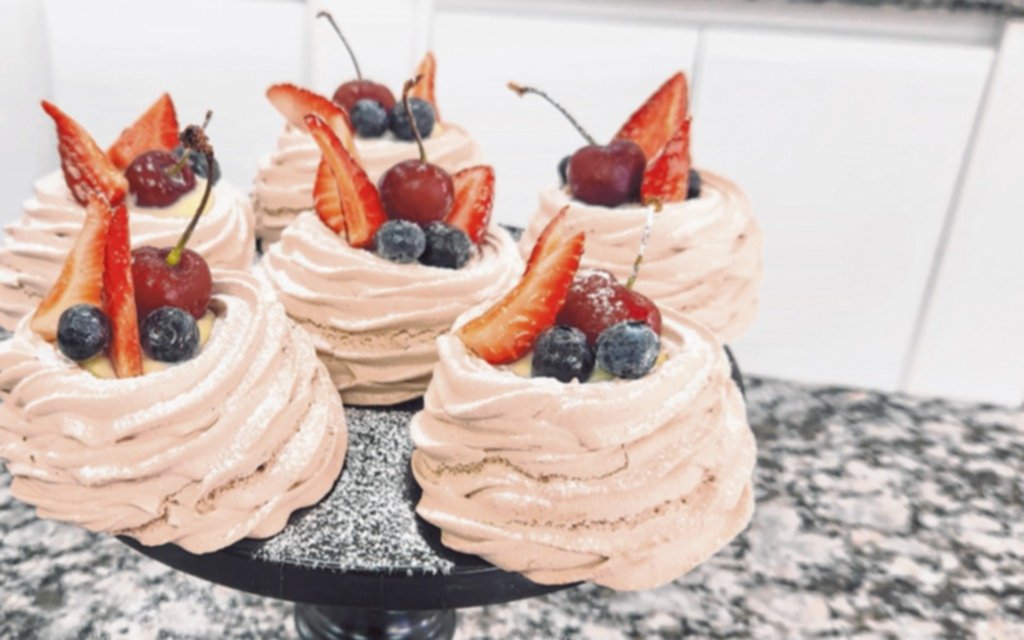 Pavlova de chocolate y crema de chocolate blanco