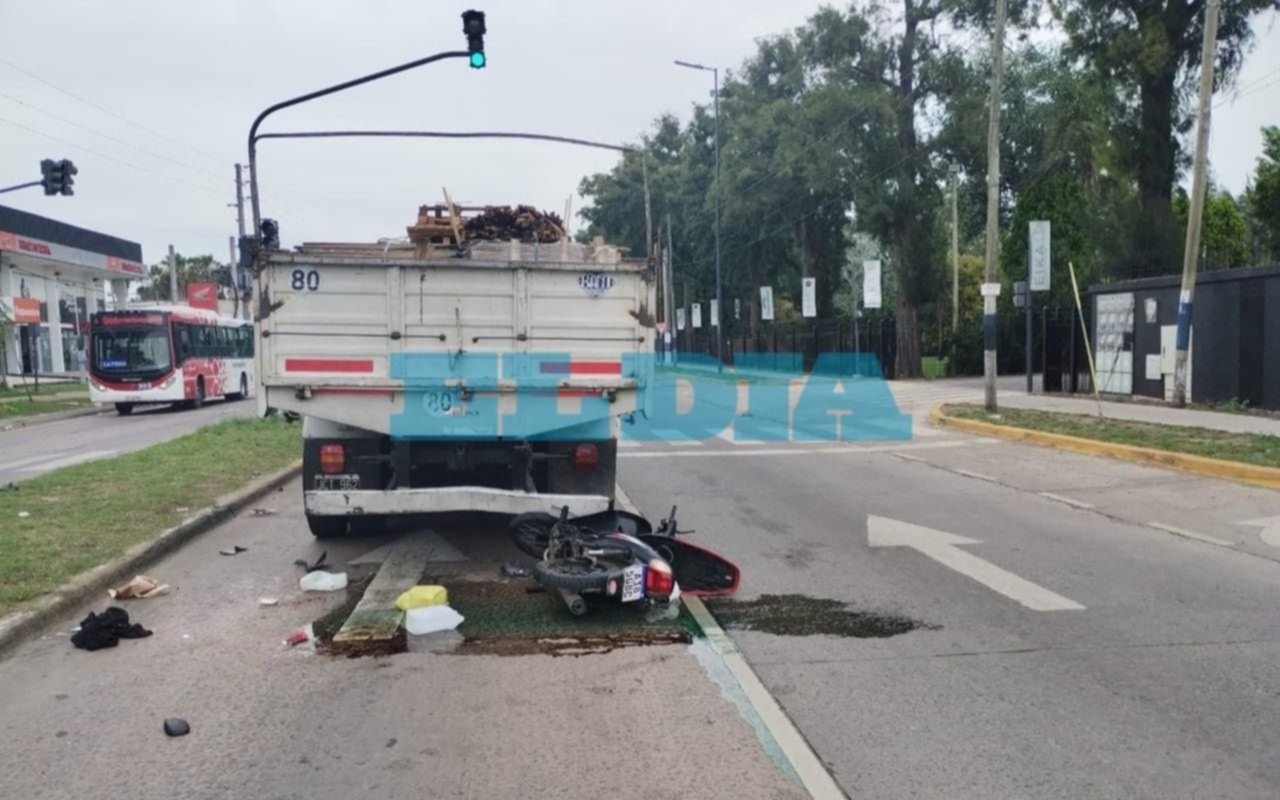 Grave choque entre un auto y una moto en La Plata: un joven fue internado de urgencia