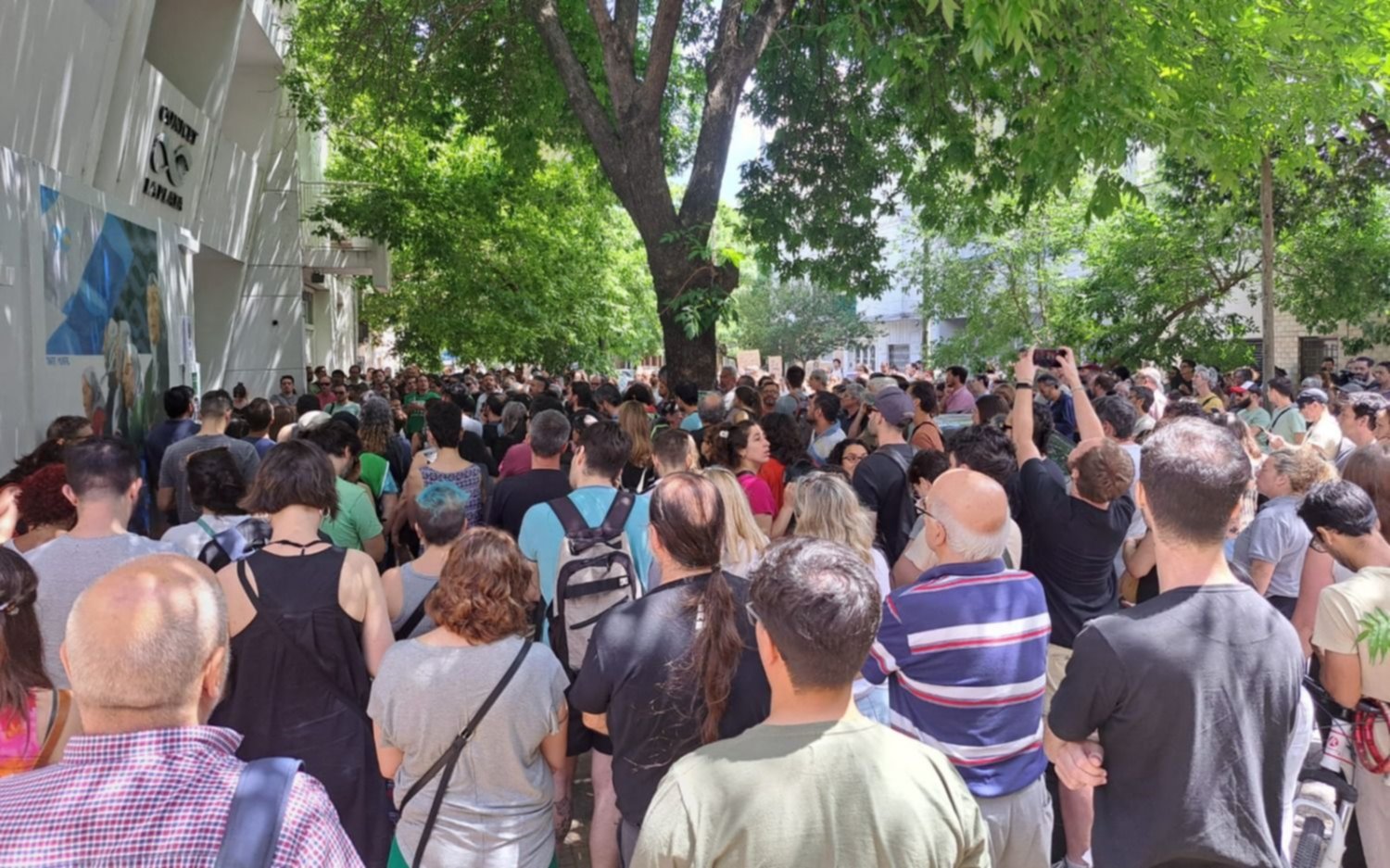 Fuerte abrazo simbólico al Conicet de La Plata