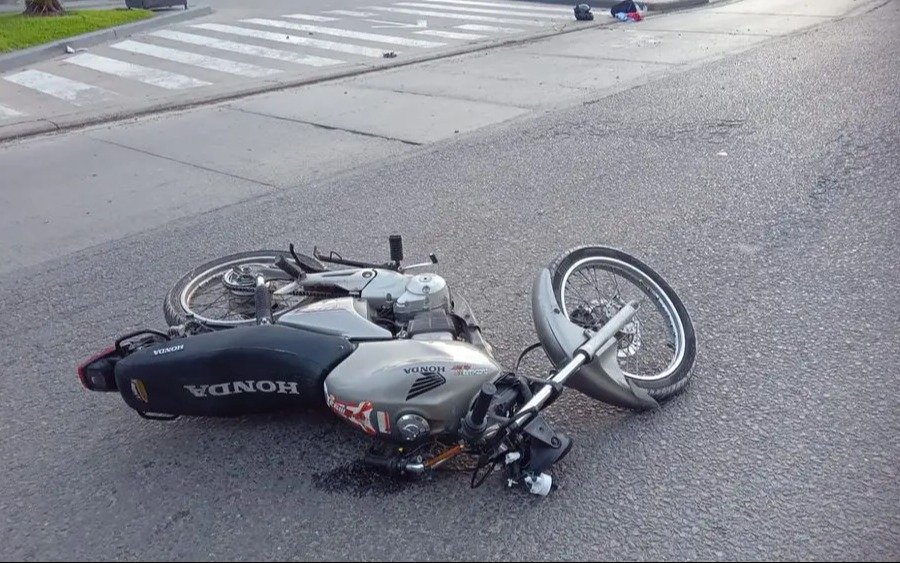 Un joven perdió la vida tras chocar con su moto en La Plata