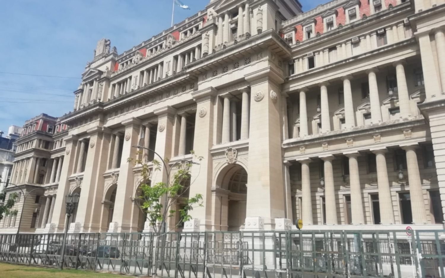 La Corte Suprema aceptó tratar el planteo contra el DNU de Milei, pero no habilitará la feria judicial