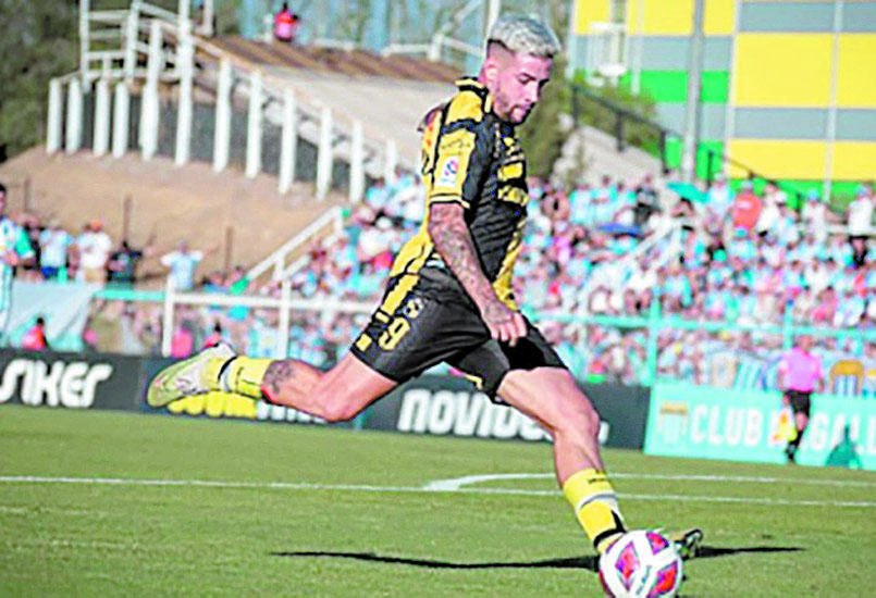 Si no aparece la plata, Saravia y Holgado deberán presentarse a entrenar en Estancia Chica