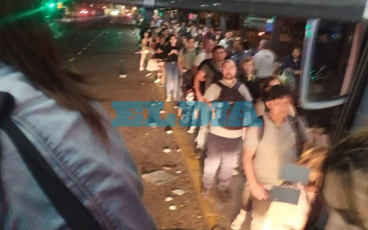 Volver a La Plata desde capital federal, un infierno por la baja frecuencia de micros
