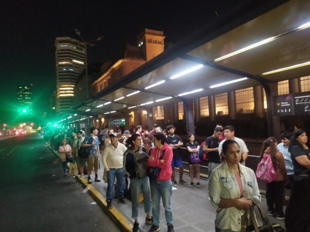 Desde la capital o los barrios, llegar a destino es un calvario