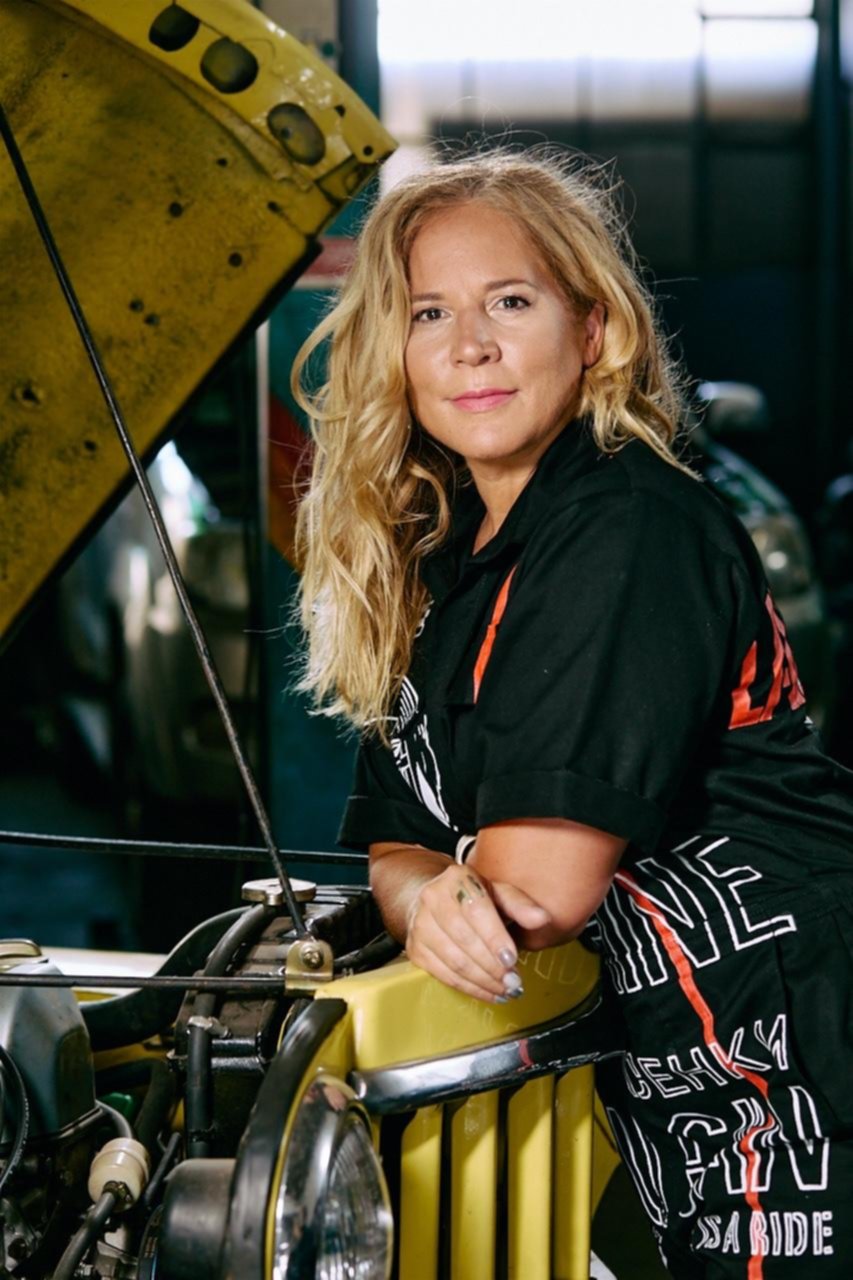 Lady Fierros: la mecánica que ayuda a perder el miedo al volante