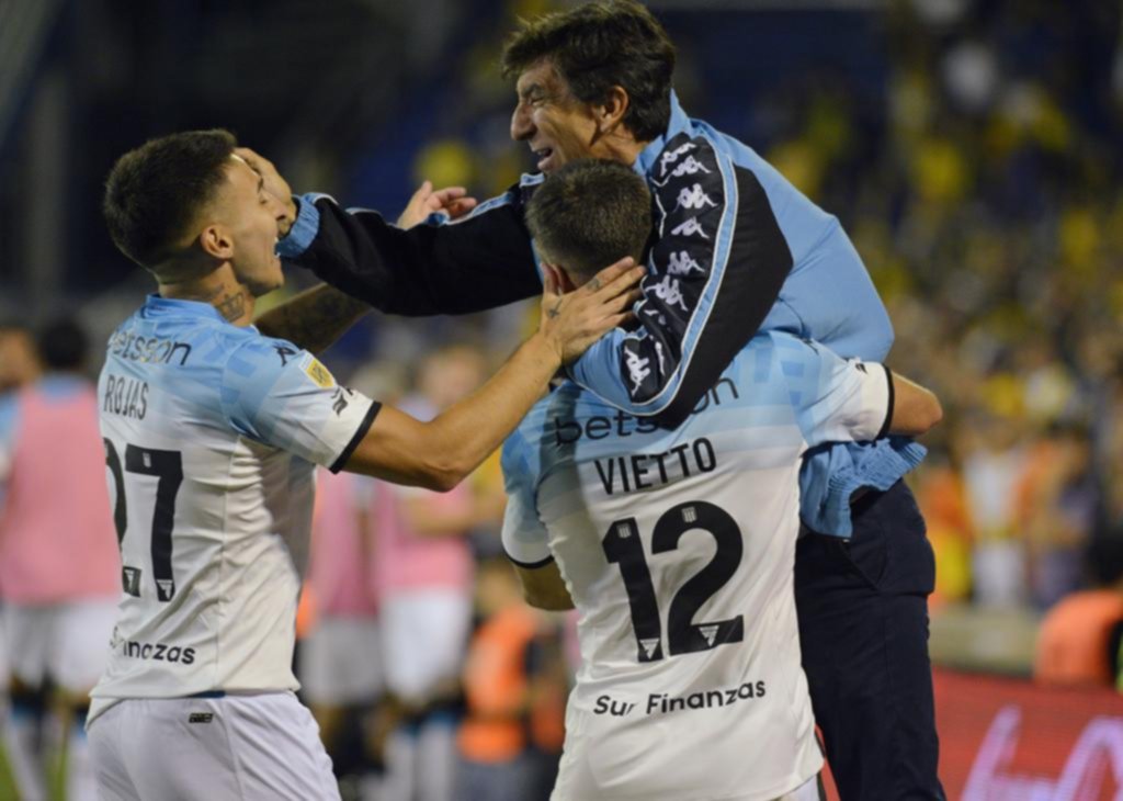 Racing ganó en Rosario y le metió presión a Vélez