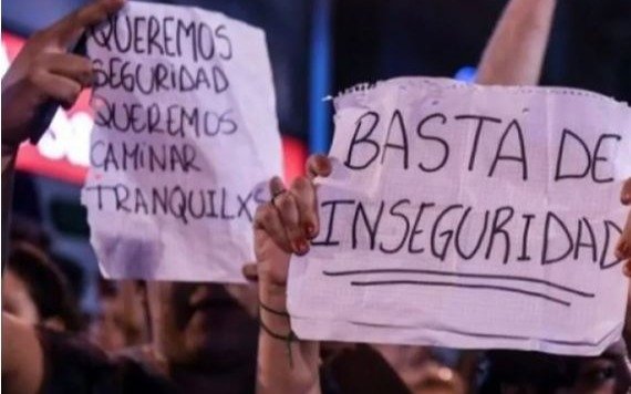 Cansados de la inseguridad: vecinos de un barrio de La Plata salieron a la calle a pedir más presencia policial