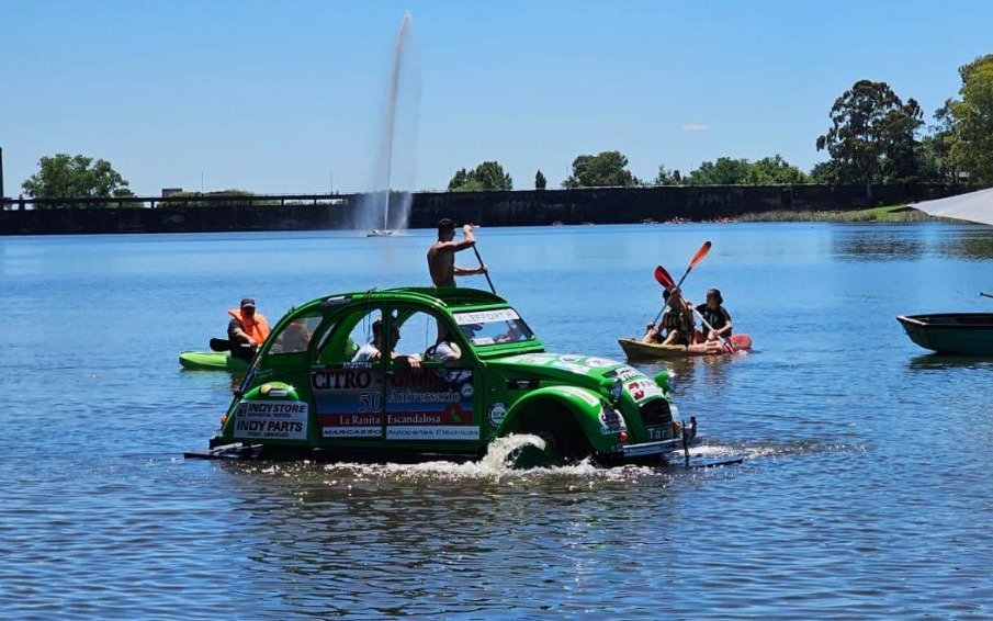 Tandil: un auto volvió a navegar por el Lago del Fuerte