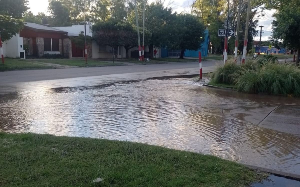 Una zona de Villa Elvira bajo el agua por la rotura de un caño maestro: qué dijo ABSA
