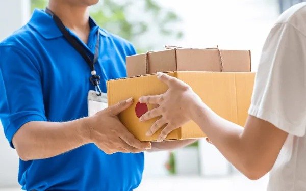 Ya rige el nuevo tope de 3.000 dólares para compras en el exterior con sistema "puerta a puerta"
