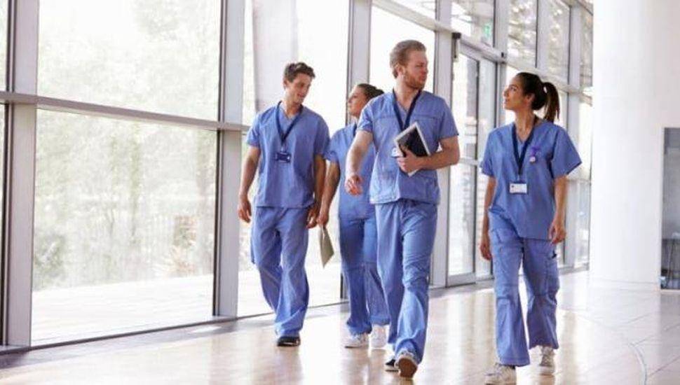 Con críticas y pedidos de mejoras, los médicos conmemoran su día