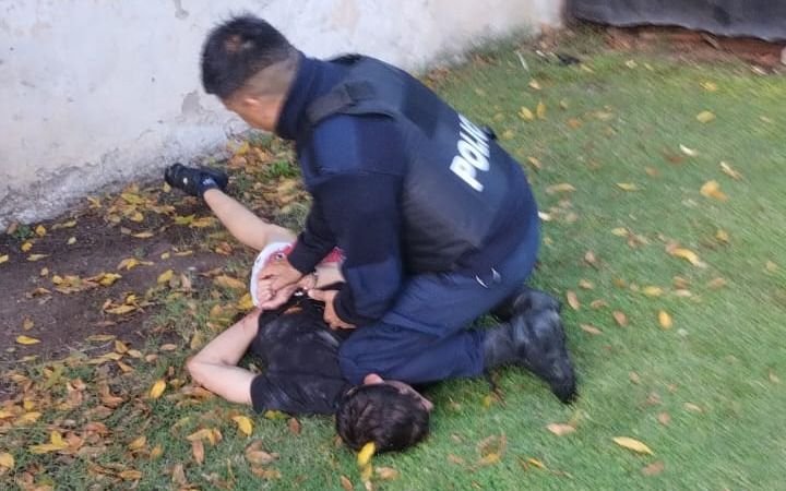 Pesadilla en La Plata: saltando techos para escapar de un robo, delincuentes le disparan en el rostro a una policía
