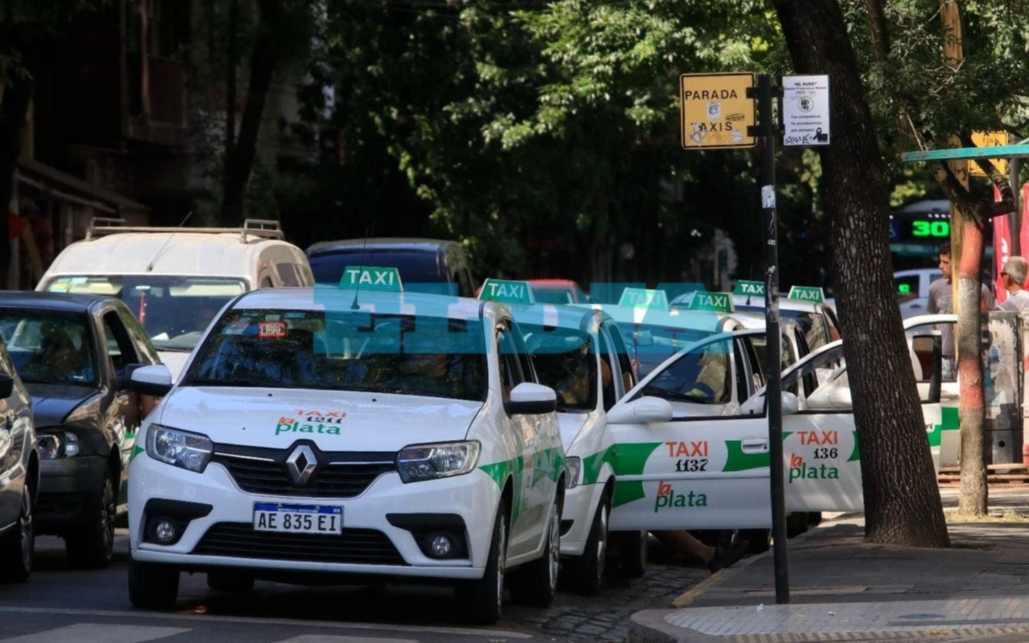 Taxistas de La Plata reclaman un nuevo aumento de la tarifas en diciembre