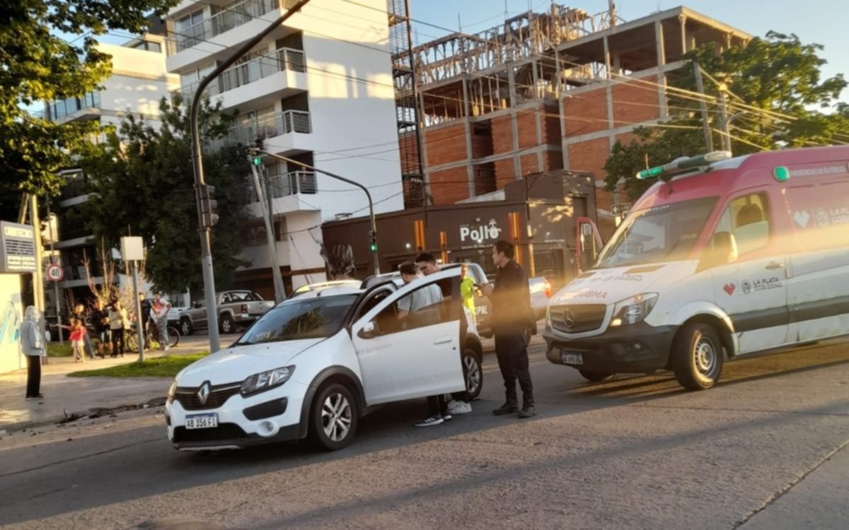 Una patrulla municipal chocó con una camioneta en avenida 32