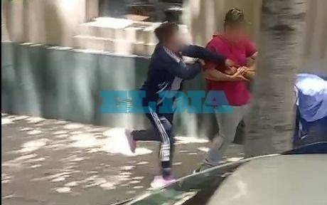 Gritos, trompadas y corridas entre pasajeros y un chofer de colectivo en La Plata