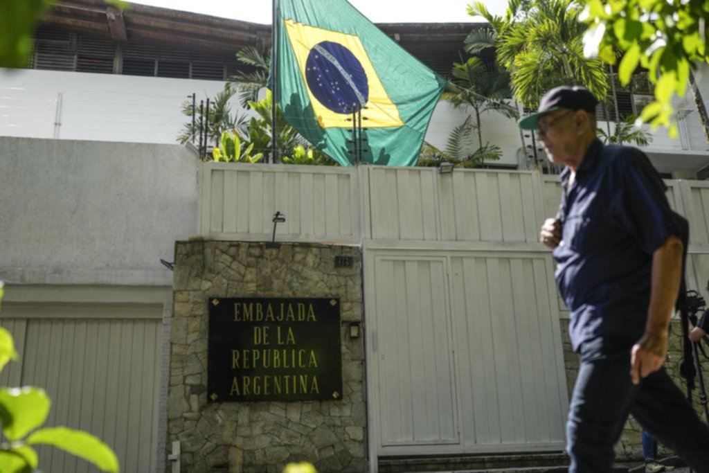 Piden por antichavistas en la embajada argentina