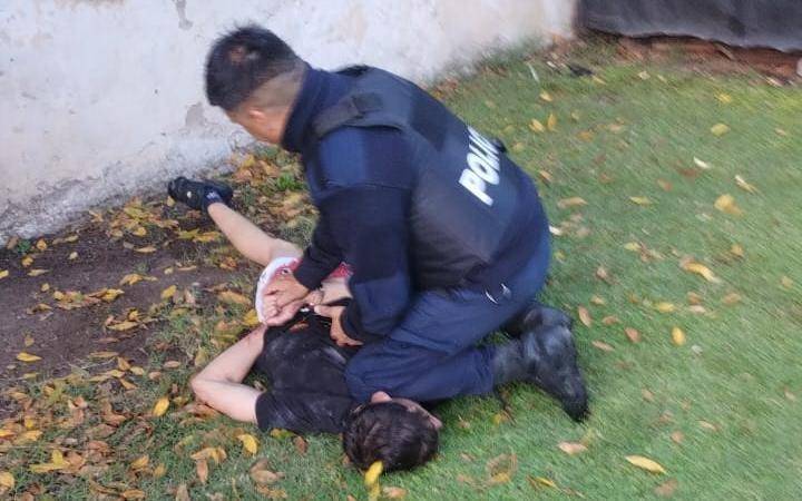Solicitan atención médica para el ladrón que baleó a una agente