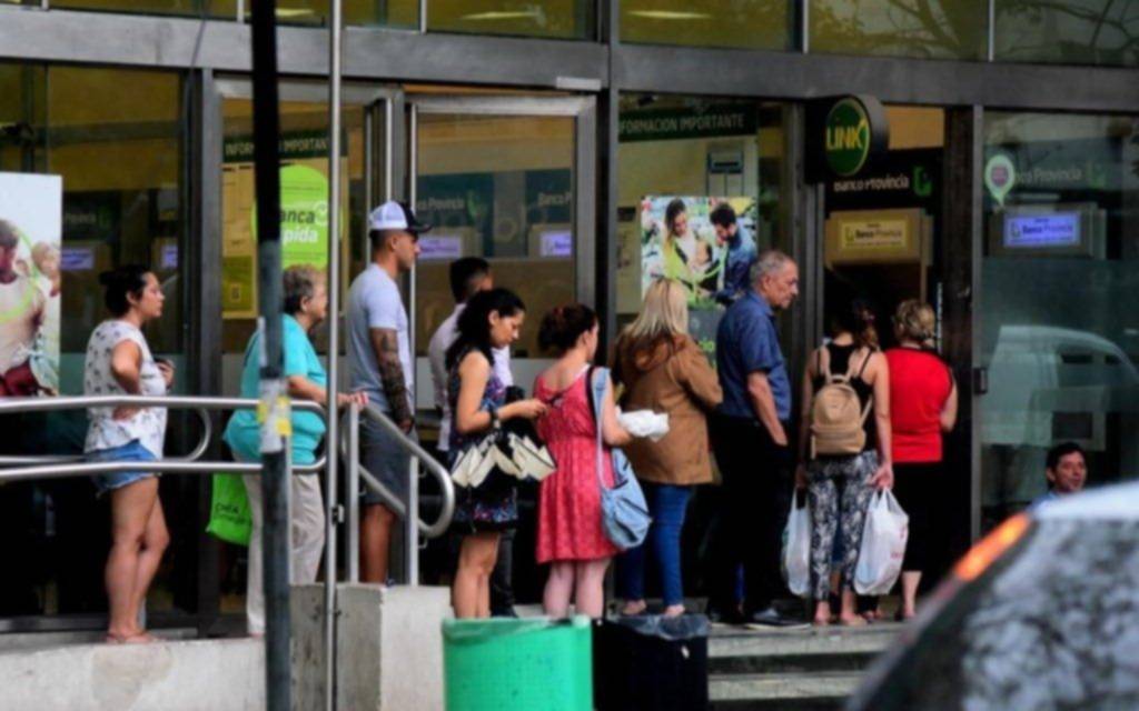 Al final los bancos de La Plata también modificarán su horario de atención al público