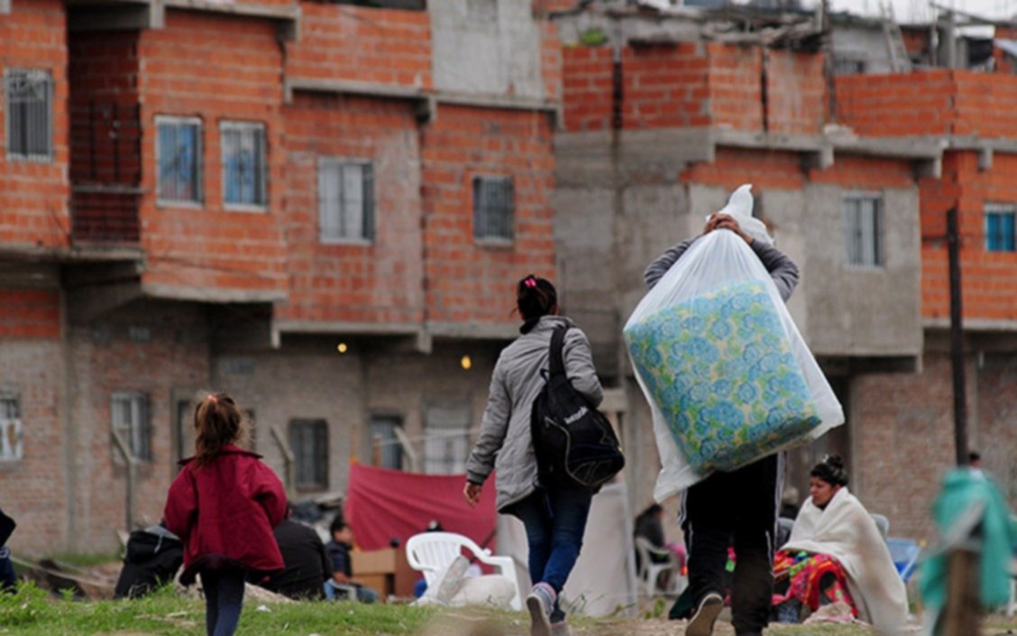 Pobreza en Argentina: bajó a 49,9% en el tercer trimestre, pero sigue más alta que en 2023, según la UCA