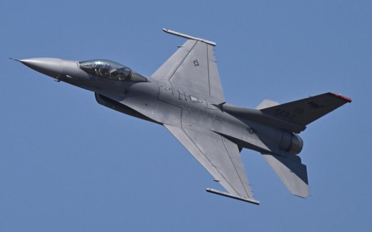 Primer F-16 argentino en camino a Tandil