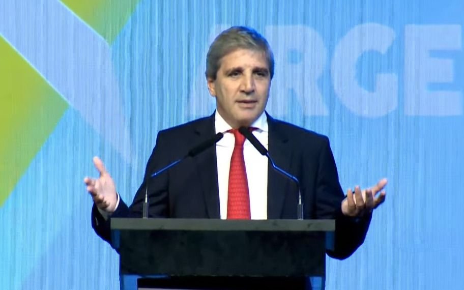 Con el dólar blue en baja a Caputo le preguntaron sobre la posibilidad de devaluar: ¿qué dijo?