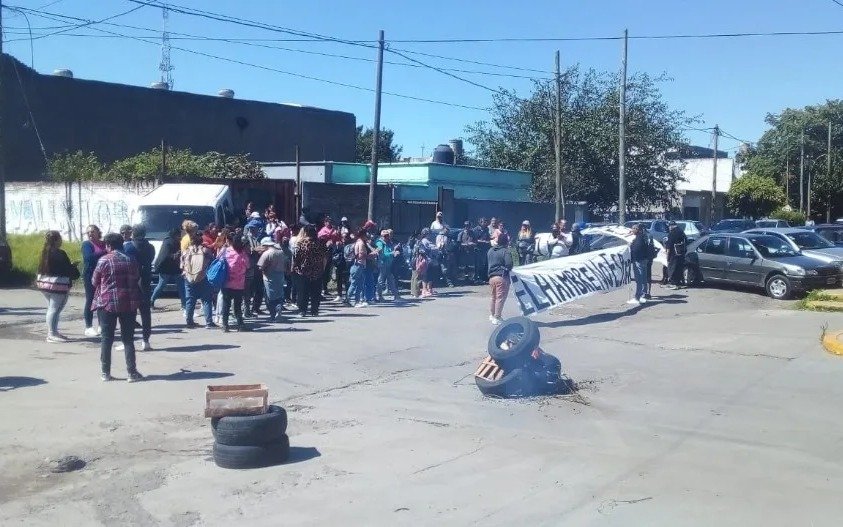 Reclamo de alimentos frente a frigorífico en Bernal