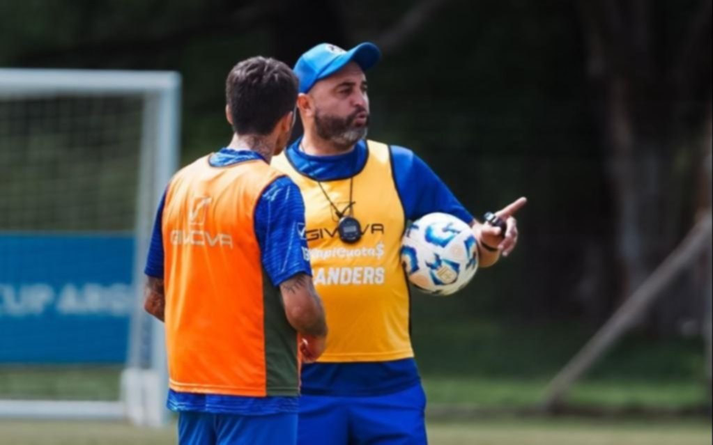 Gimnasia: Marcelo Méndez piensa en volver a una línea de cuatro