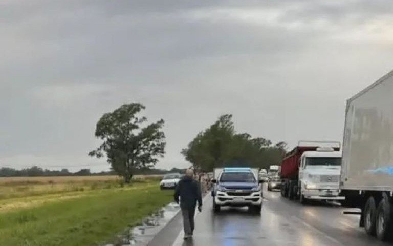 Tragedia en Ruta 9: tres policías asistían un vehículo averiado, fueron embestidos por un camión y murieron en el acto