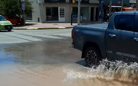 Rotura de caño de AySA en Dorrego y Alvear provocó inundación