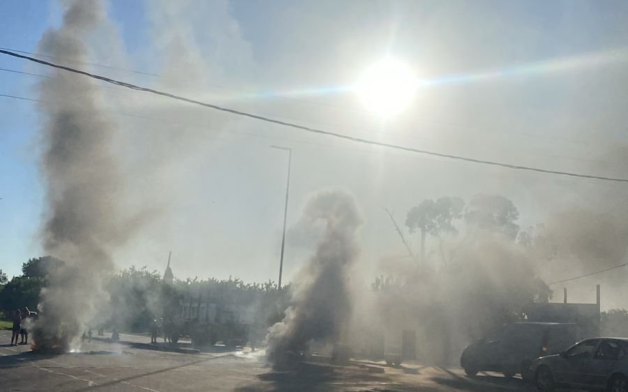 Vecinos de Etcheverry cortaron el acceso a La Plata de la Av. 44 en reclamo de semáforos