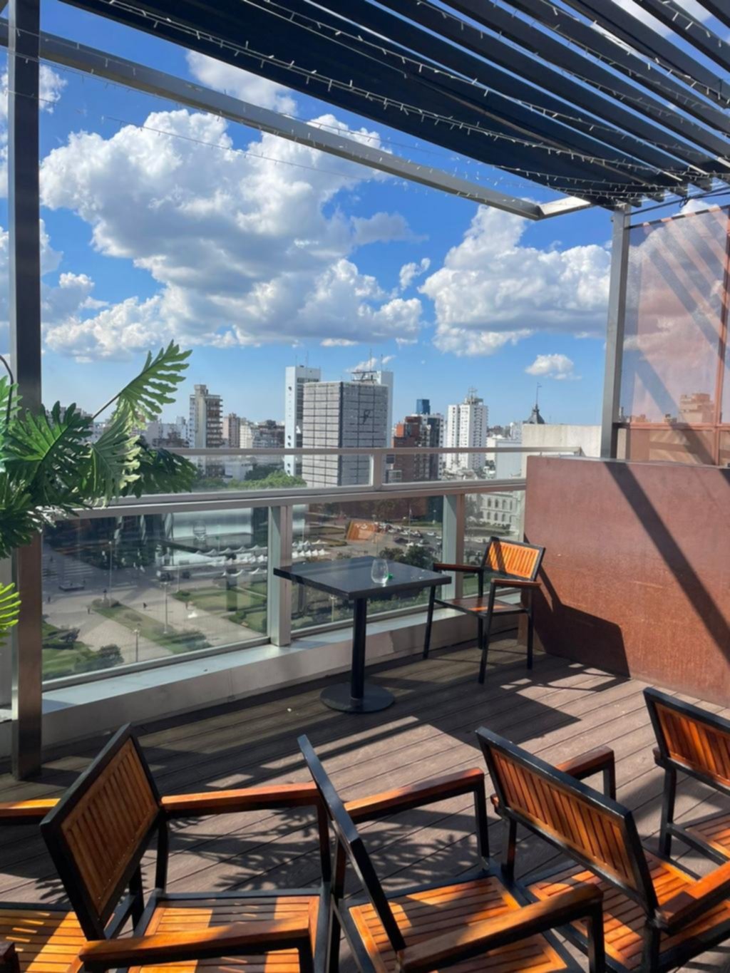 Estupor por la muerte de un hombre que cayó desde la terraza de un hotel
