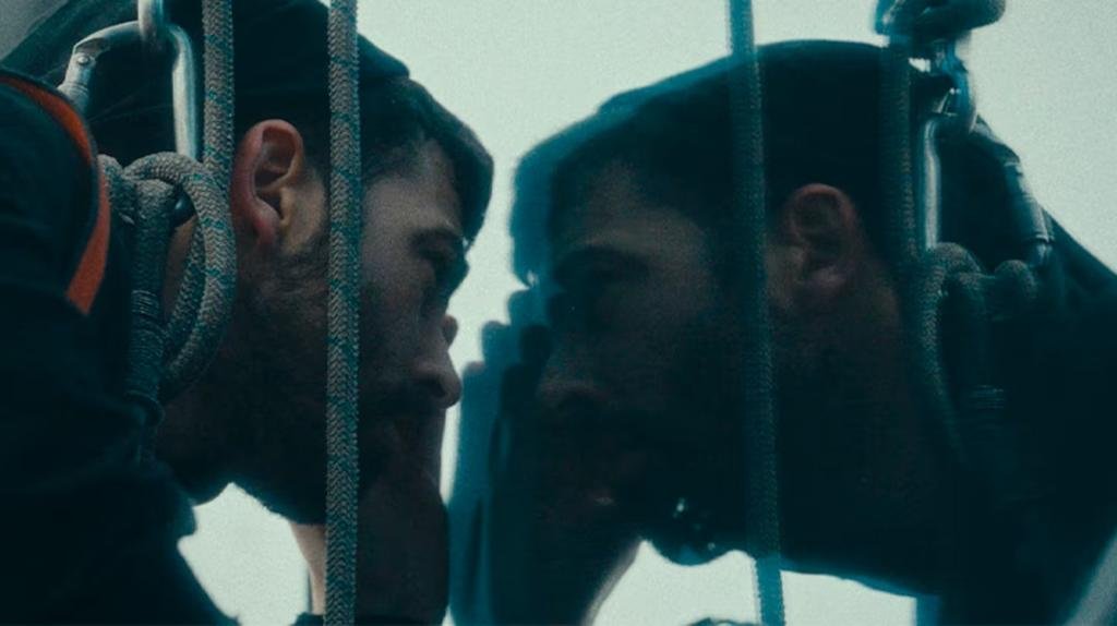 “Reflejado”: colgado del cable