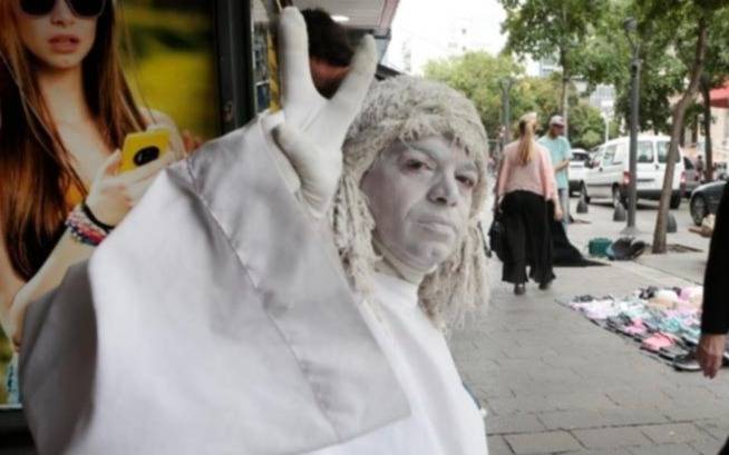 Defensoría Ciudadana de La Plata: anunció su postulación la "estatua viviente" de calle 8