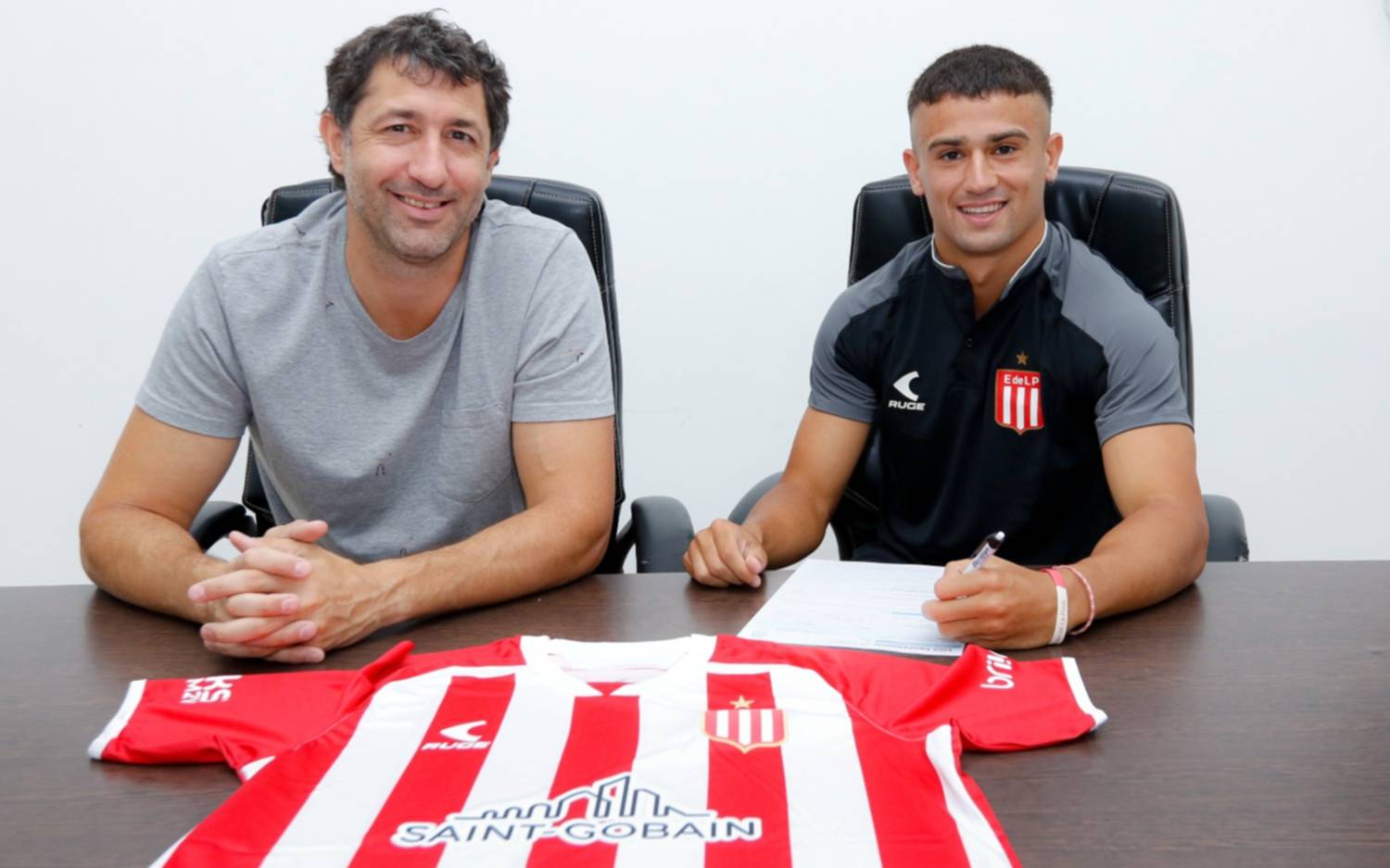 Dos juveniles de Estudiantes firmaron su primer contrato profesional
