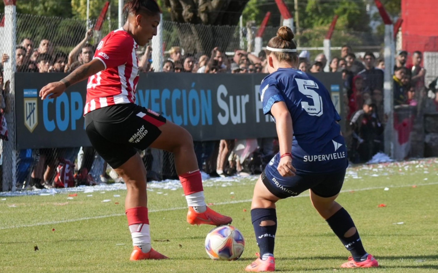 En la segunda final por el ascenso a primera, Estudiantes cayó ante Vélez en los penales