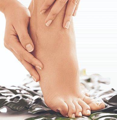 Talco vs. desodorante en aerosol para los pies: ¿cuál es mejor?
