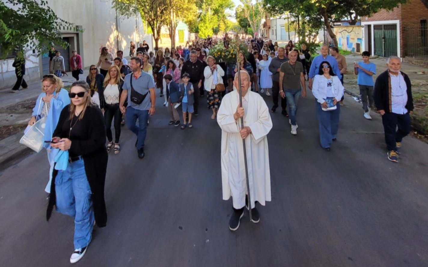 Emotiva procesión en La Plata en el Día de la Virgen María