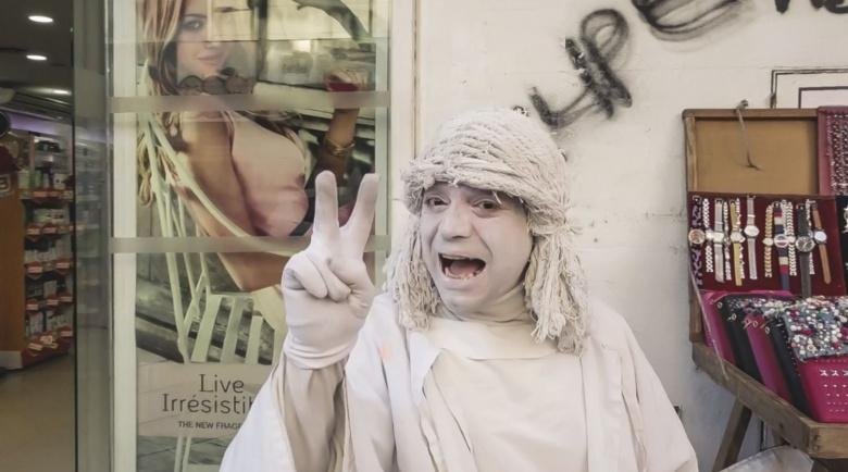 Investigan el trágico final de la hija de “la estatua viviente” de La Plata