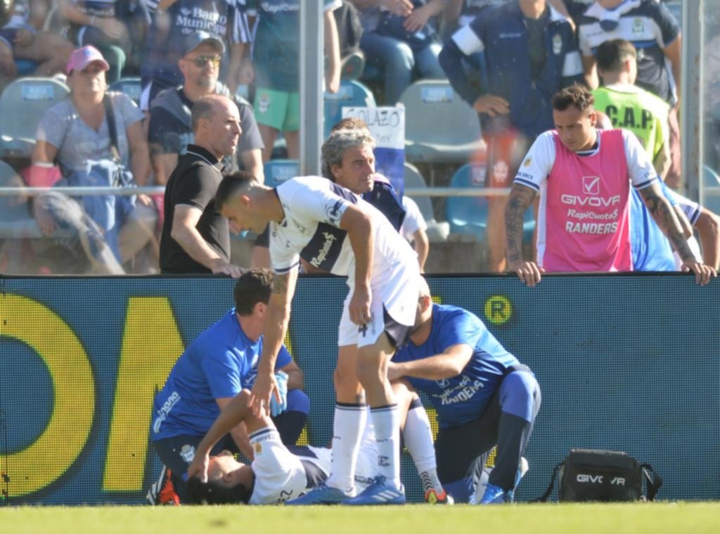 Enzo Martínez salió lesionado y preocupa