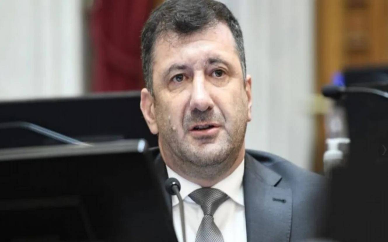 Kueider, preso en Paraguay, pidió licencia momentánea en el Senado